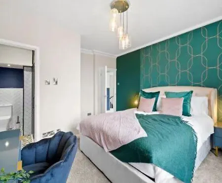 Deluxe Retreat With Hot Tub And Parking Сasa de vacaciones