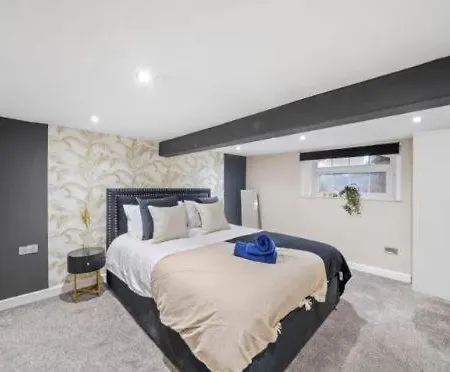 Deluxe Retreat With Hot Tub And Parking Whitby