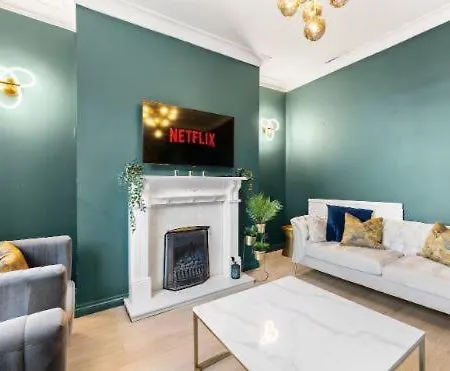 Deluxe Retreat With Hot Tub And Parking Whitby