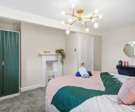 Deluxe Retreat With Hot Tub And Parking