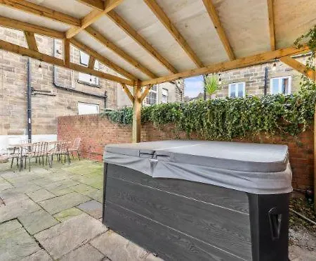 Deluxe Retreat With Hot Tub And Parking *