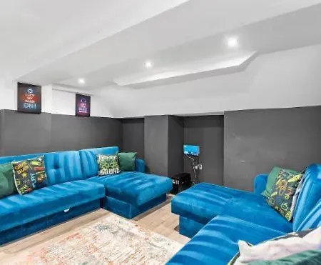Deluxe Retreat With Hot Tub And Parking *