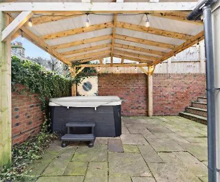 Deluxe Retreat With Hot Tub And Parking *