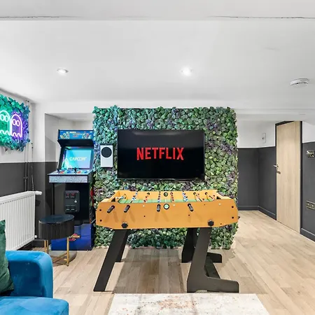 Deluxe Retreat With Hot Tub And Parking
