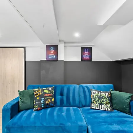 Deluxe Retreat With Hot Tub And Parking