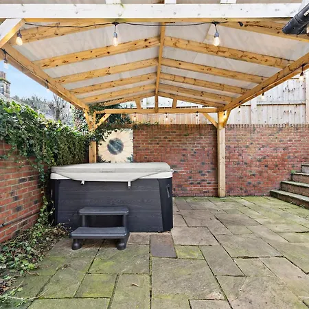 Deluxe Retreat With Hot Tub And Parking Whitby