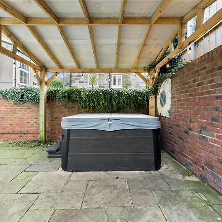 Deluxe Retreat With Hot Tub And Parking Сasa de vacaciones