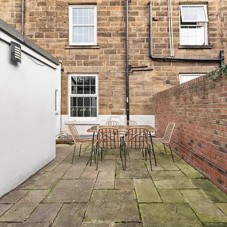 Deluxe Retreat With Hot Tub And Parking Whitby